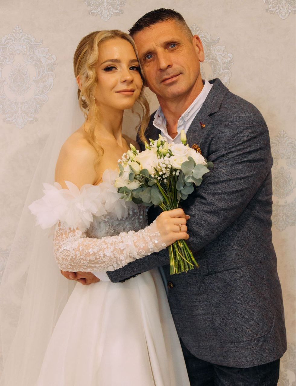 photo_5456512575702432093_y